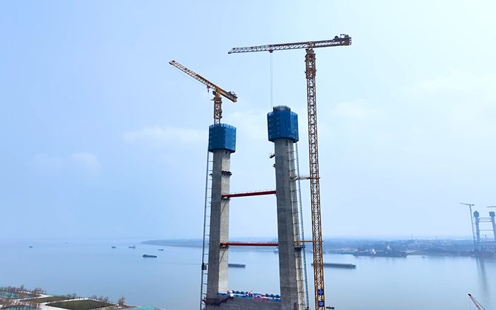 XCMG's super-large tower helps build the Shuangliu Yangtze River Bridge