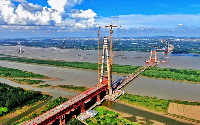 XCMG's super-large tower helps top out the tallest main tower of the Ma'anshan Yangtze River Highway-Rail Bridge