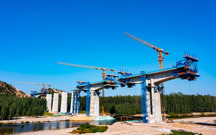 XCMG helps build Shanxi's first high-speed railway with a speed of 350 kilometers per hour